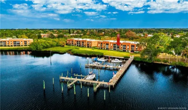 Enjoyable nature and boating scenery