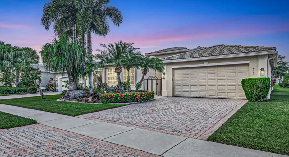 Gorgeous 3 Bedrm, 2 1/2 bth lakefront!