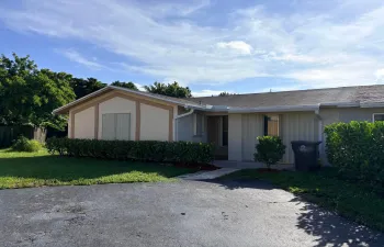 2/2 DUPLEX WITH OPEN PATIO & FENCED BACK YARD