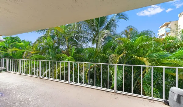 24 Balcony 01