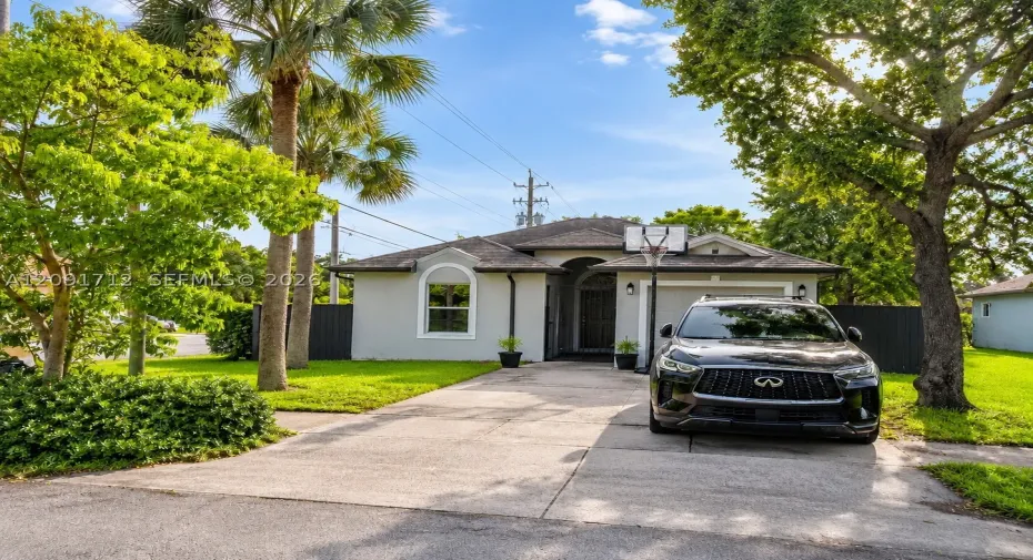 Drive way with plenty of parking