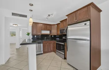 Imaculate 2 bed 1 bath, top floor unit with all the upgrades