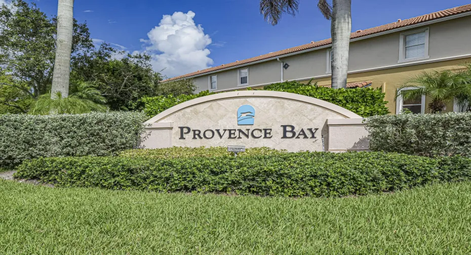 Conveniently located just minutes to the beach, shopping and Cleveland Clinic.