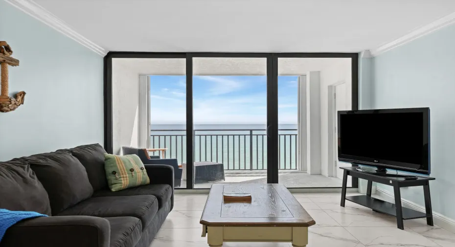 Oceanfront views/Living room