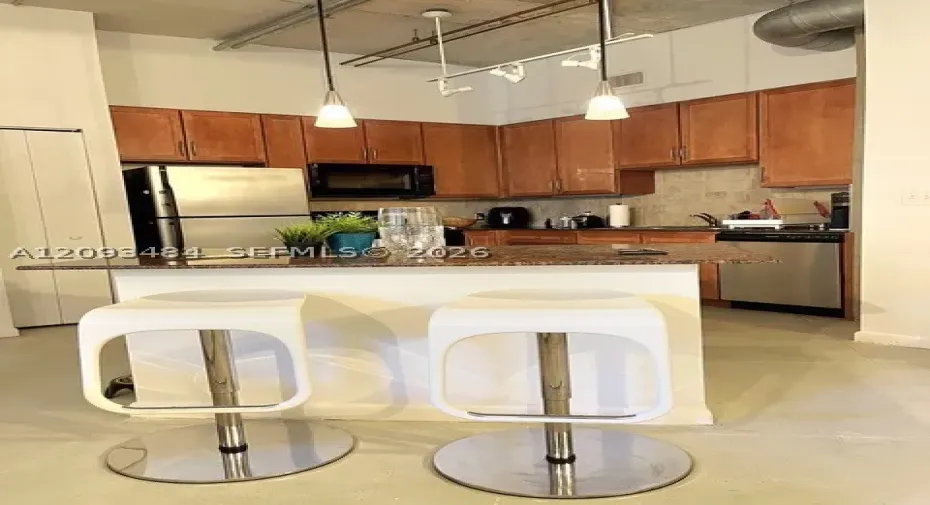Large trendy eat-in kitchen