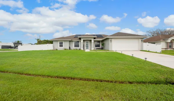 2094 SW Capeador St - 2