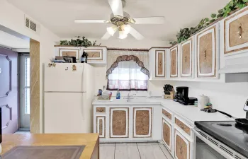 711 Lori Dr 204 Kitchen pic 2