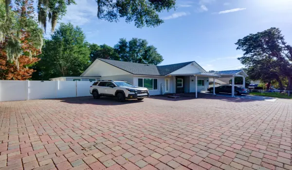 1915 E LAKE Big drievway