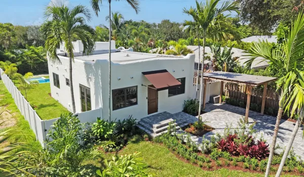 Fully fenced , E. Delray Home