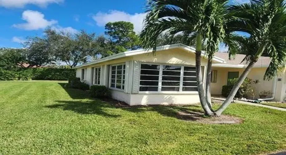 End Unit plenty of privacy- on CANAL