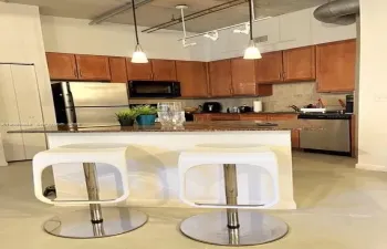 Large trendy eat-in kitchen