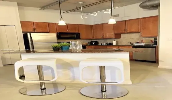 Large trendy eat-in kitchen