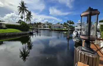 Intracoastal home pool, jacuzzi & dock!