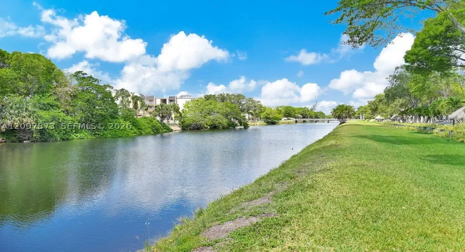 Barbecues, Tiki huts, picnic areas
