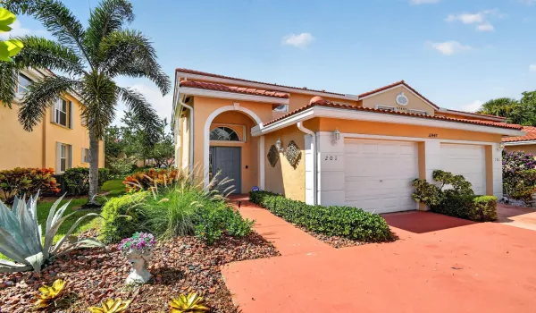 Upstairs Coach Home with Elevator and high ceilings