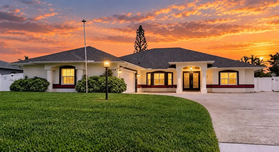 Spacious 4Bed 2Bath 2Car Side Entry Garage Solar Home with Boat Pad and Screened Saline Heated POOL.
