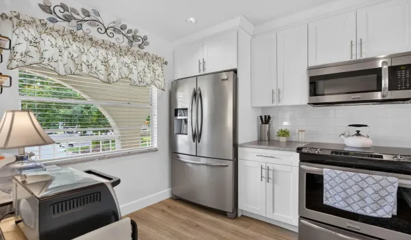 NOTICE COUNTER DEPTH REFRIGERATOR & NEW SLIMLINE MICROWAVE. SLIDE IN STOVE GLASS TOP