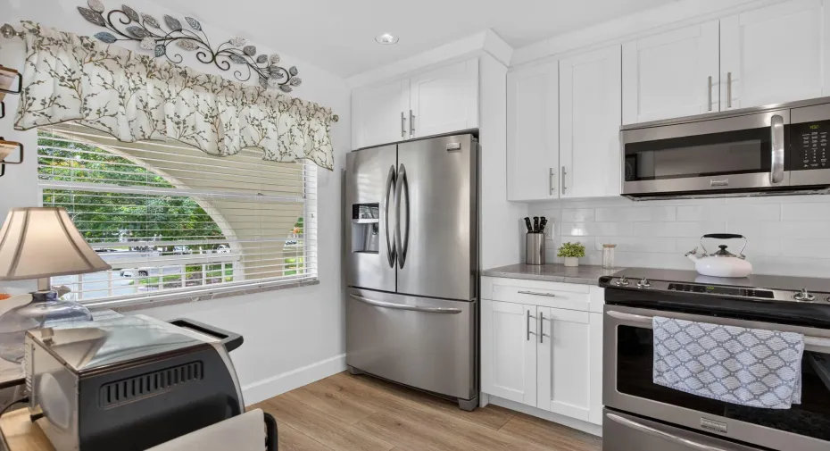 NOTICE COUNTER DEPTH REFRIGERATOR & NEW SLIMLINE MICROWAVE. SLIDE IN STOVE GLASS TOP
