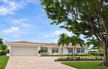 circular driveway offers lots of parking