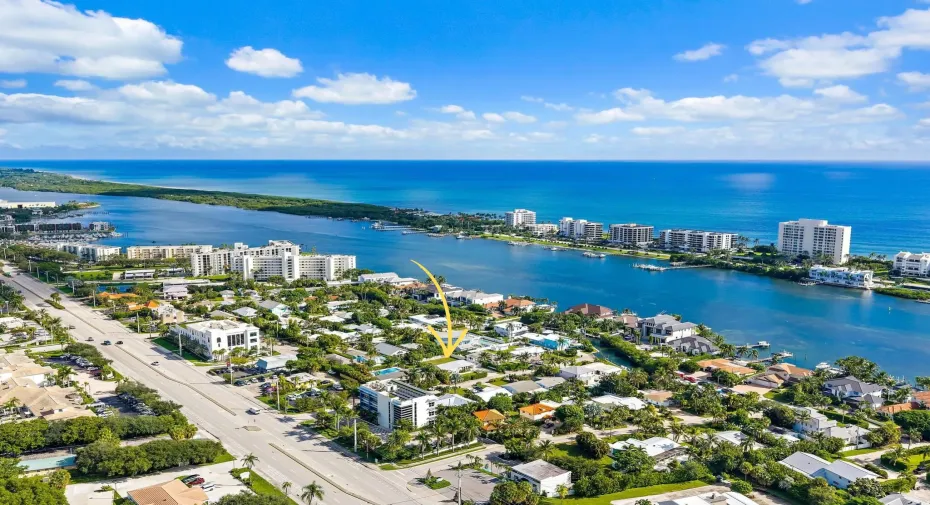4 houses in from the water. Easy access to Jupiter Island beaches!