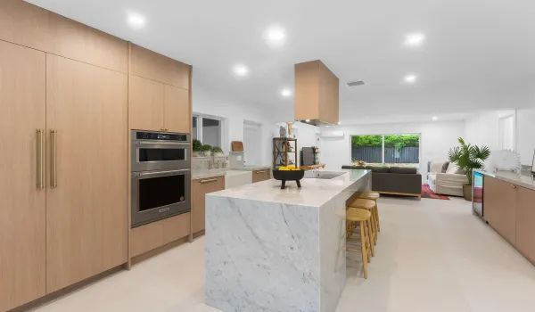 Luxurious Kitchen with high-end appliances!