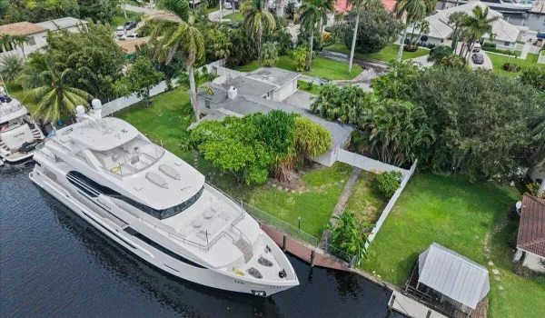 Large yacht dockage
