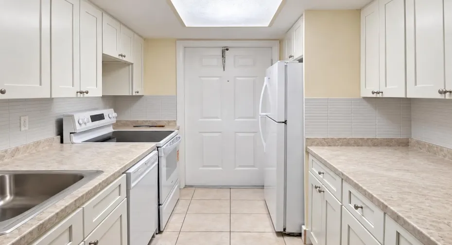 1500_Cresent_Cir_B-210_Kitchen_MLS