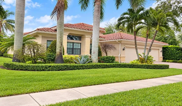 4 Bedroom, 4 Bath , Studio, Great Room Gourmet Eat in Kitchen Venetian Model Corner lakefront with Pool Spa Home