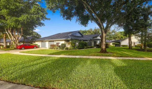 Charming 3 bedroom villa w/ garage