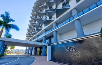 5252 Paseo Front