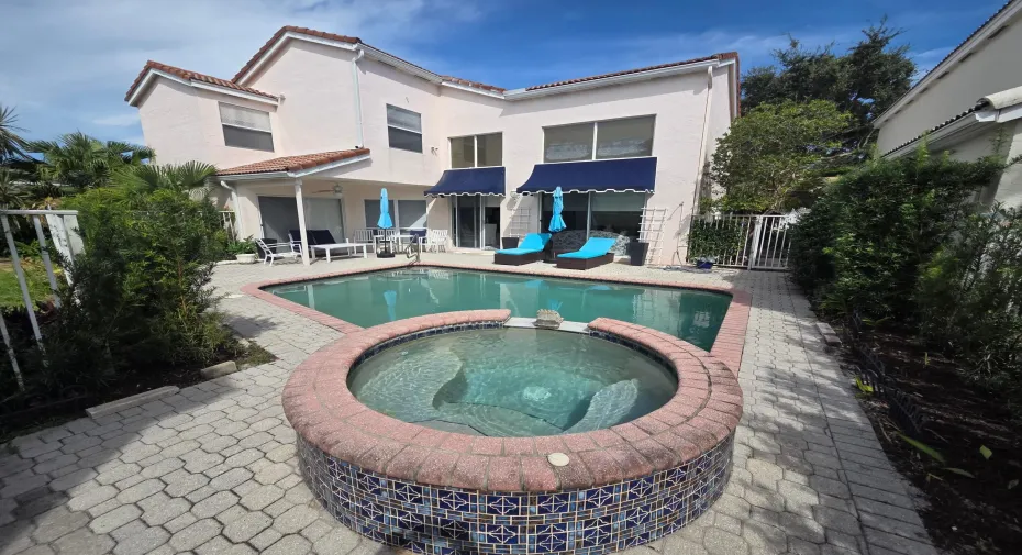 Pool with jacuzzi