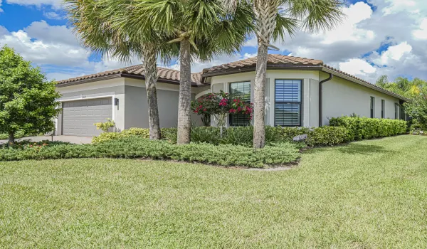 Mystique 3/2 plus den 2 car garage extended screened lanie, extended 2nd bed, extended garage. Upgrades throughout