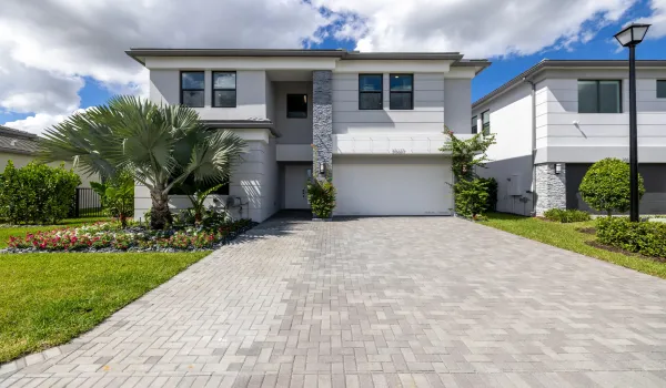 20027 Hirono Ln