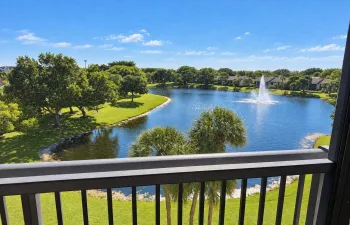 Screened balcony with lake fountain view