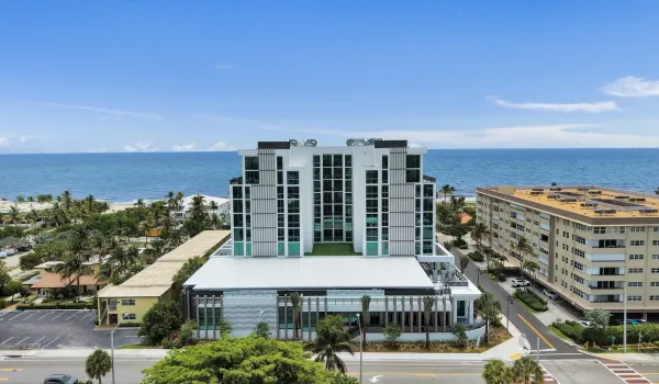 Salato Exterior 16