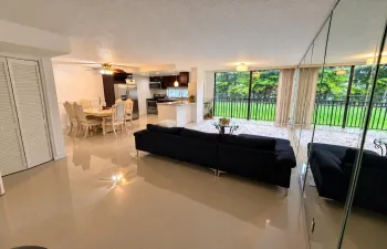 Sala moderna con cocina y vista al jard