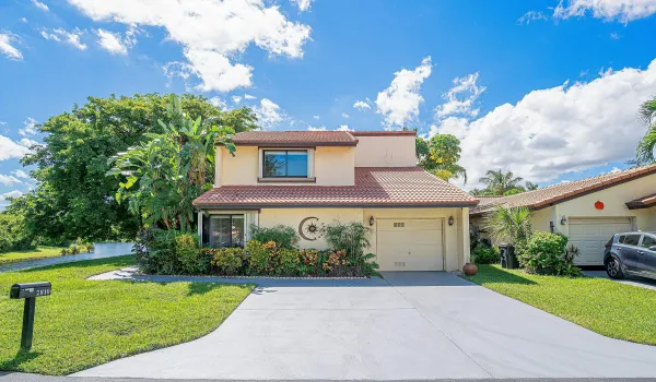LANTANA PINES HOME AT THE END OF THE STREET ON CANAL