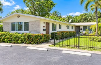 Sunny Tropical Ranch-Style Home​​‌​​​​‌​​‌‌​‌‌​​​‌‌​‌​‌​‌​​​‌​​ Exterior