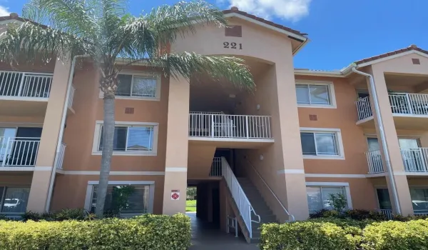 221 SW Palm Dr