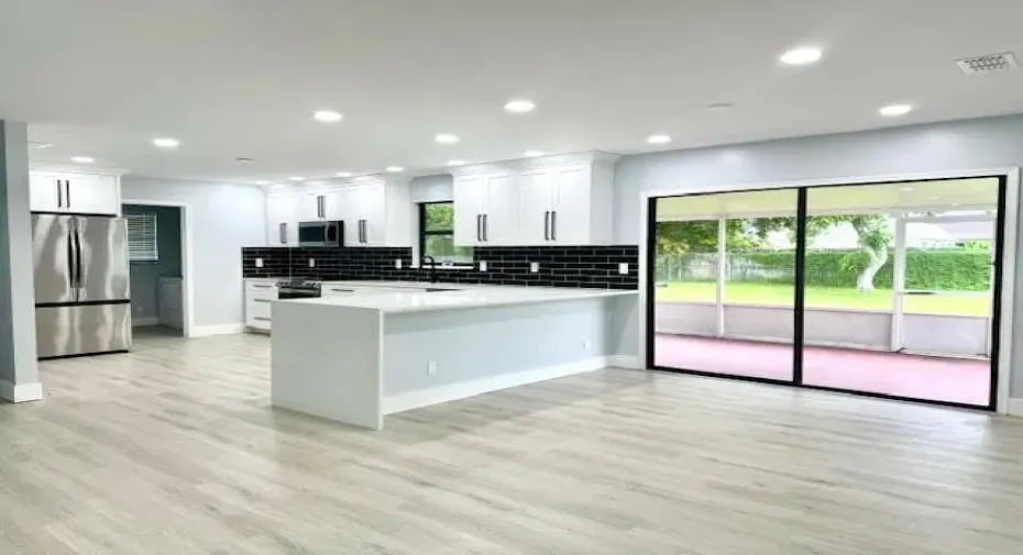 KITCHEN / DINING