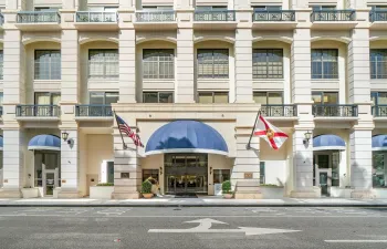 Lobby Entrance w/Complimentary Valet Parking.