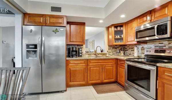 STAINLESS APPLIANCES GRANITE COUNTERS REAL WOOD CABINETS