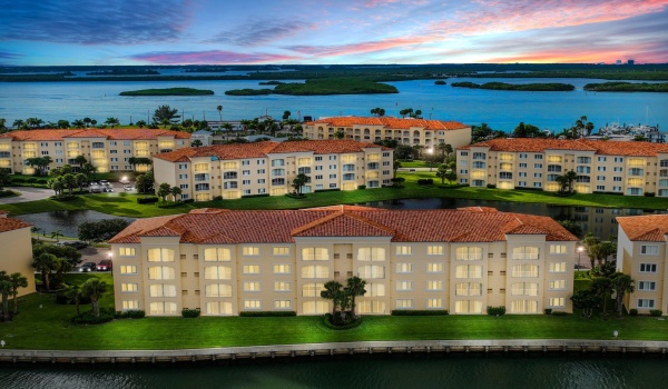 7 Harbour Isle Drive Unit 303, Fort Pierce, Florida 34949, 2 Bedrooms Bedrooms, ,2 BathroomsBathrooms,Condominium,For Sale,Harbour Isle,3,RX-10897134