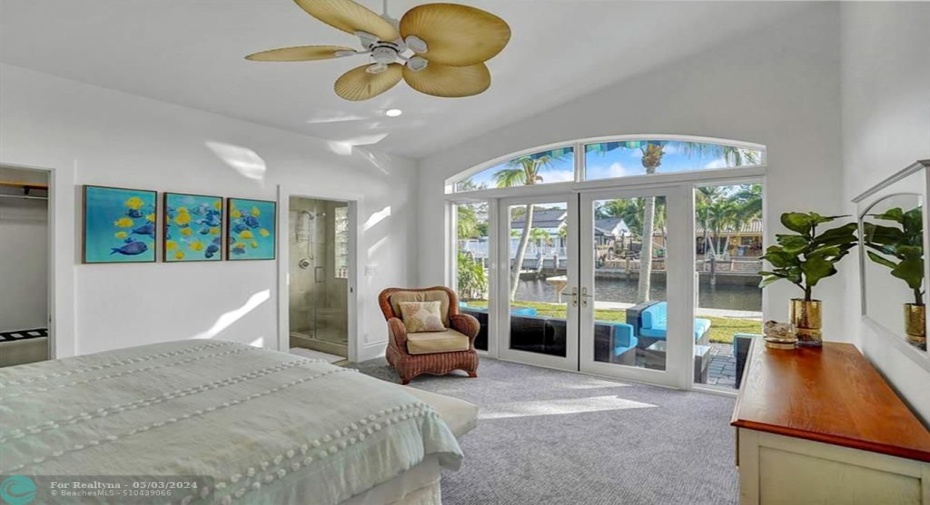 Master bedroom - Step outside and be immersed in sunshine and lush, tropical landscaping