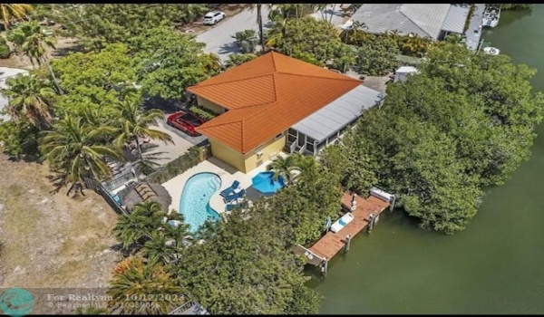Private lot and pool area. Circular driveway and ample space for boat trailer