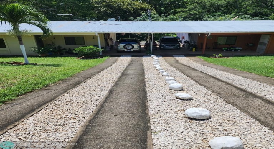 Driveway to guest houses and additional parkig areas