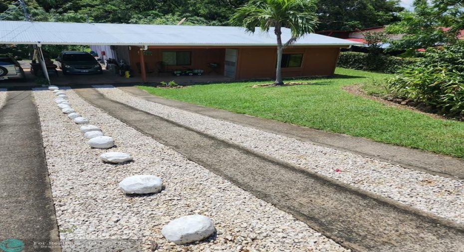driveway to guest houses
