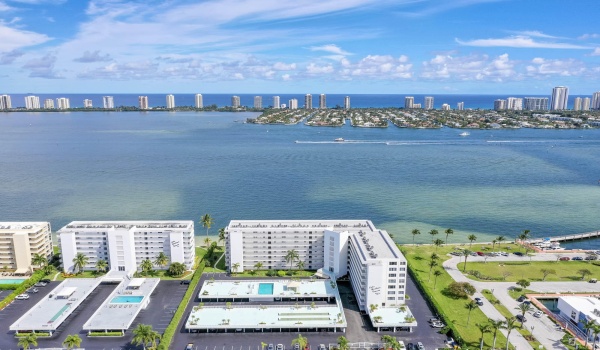 301 Lake Shore Drive Unit 401, Lake Park, Florida 33403, 2 Bedrooms Bedrooms, ,2 BathroomsBathrooms,Condominium,For Sale,Lake Shore,4,RX-10930865