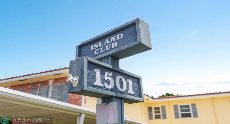 Island Club is centrally located and walking distance to restaurants and shops.