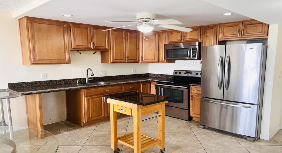 500 Executive Center Drive Unit 5h, West Palm Beach, Florida 33401, 2 Bedrooms Bedrooms, ,2 BathroomsBathrooms,Residential Lease,For Rent,Executive Center,5,RX-10932349